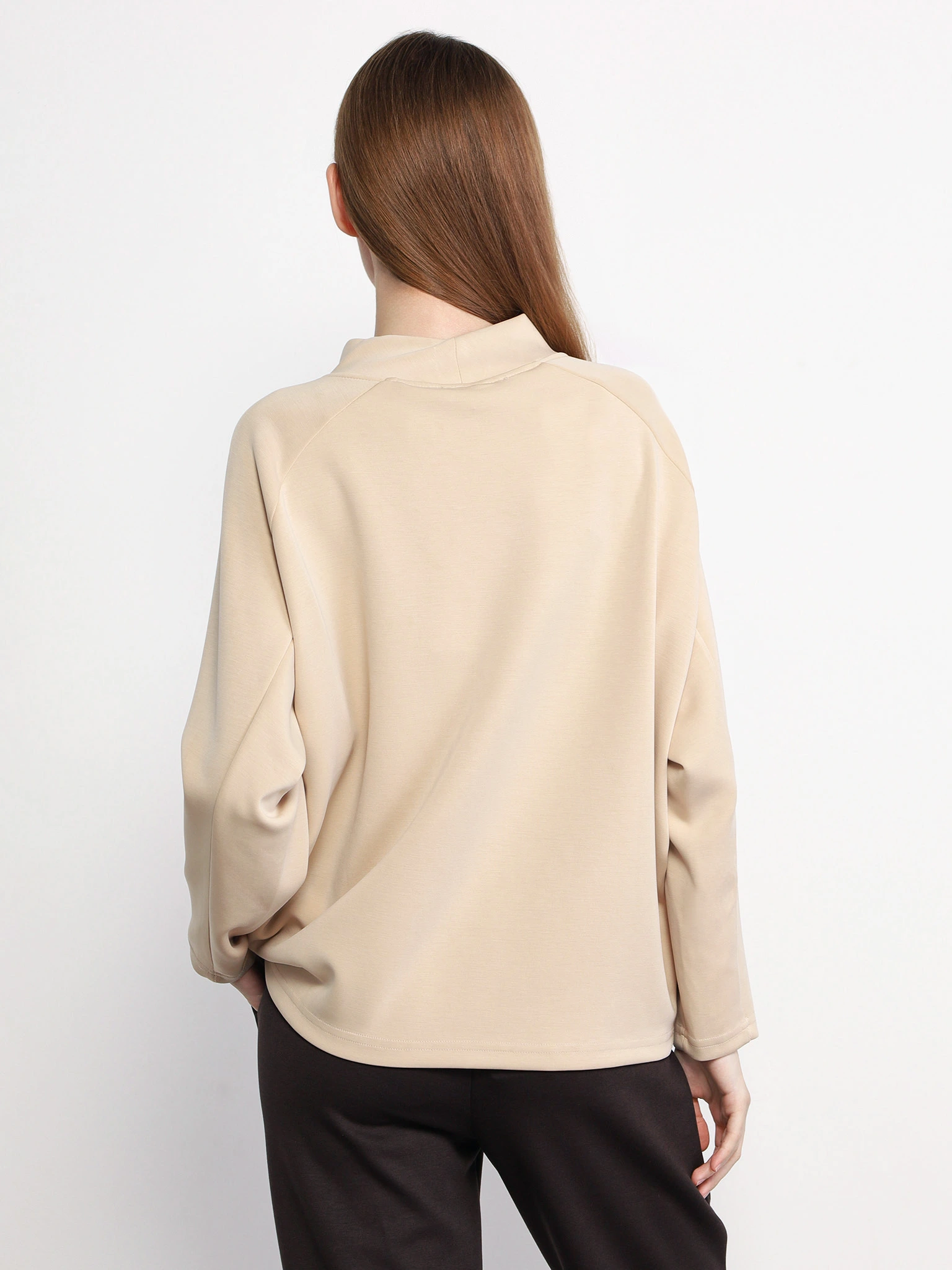 Джемпер бежевого цвета с декоративной контрастной отделкой